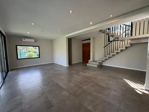 Casa en Alquiler con 3 cocheras