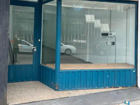 EXCELENTE LOCAL EN EL CENTRO DE MUNRO  CON DOS BAÑOS
