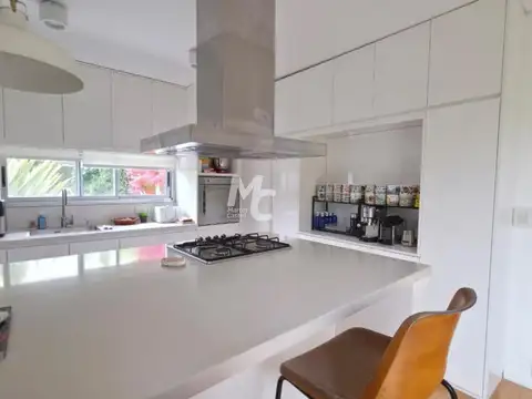 Casa 5 ambientes con 3 baños