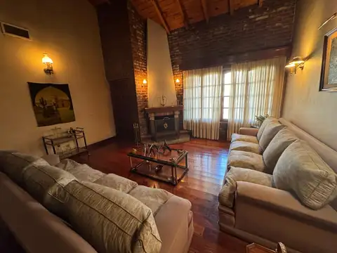 Casa 5 ambientes con 4 baños