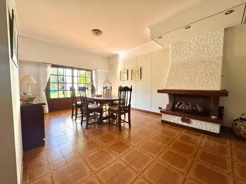 CASA TIPO CHALET 4 AMBIENTES CON JARDIN Y PILETA