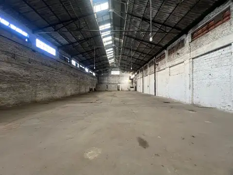 Amplio galpón en venta o alquiler en Luján con muy buenos accesos