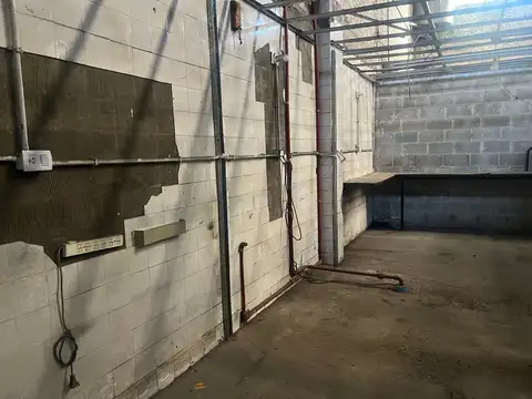 Amplio galpón en venta o alquiler en Luján con muy buenos accesos