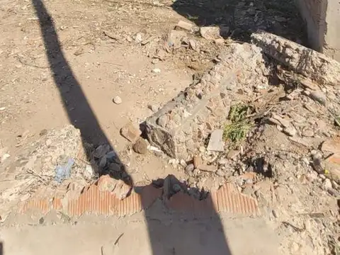 VENDE TERRENO EN LOTEO ISLAS MALVINAS, CENTENARIO.
