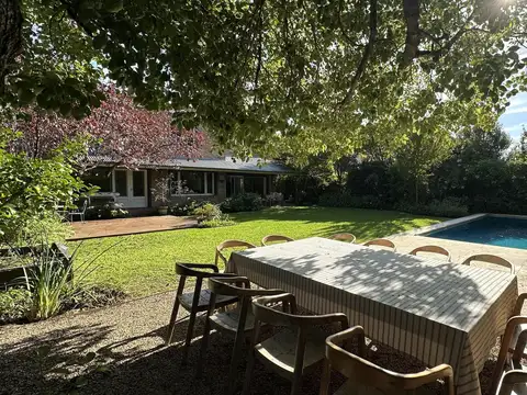 Casa en Alquiler con 2 cocheras