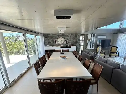 Casa en Venta con 4 cocheras