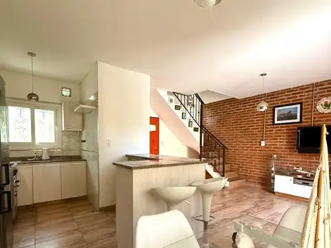 Duplex en complejo casi a estrenar con cochera en venta