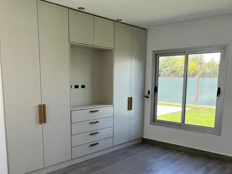 Casa en Alquiler con 2 cocheras