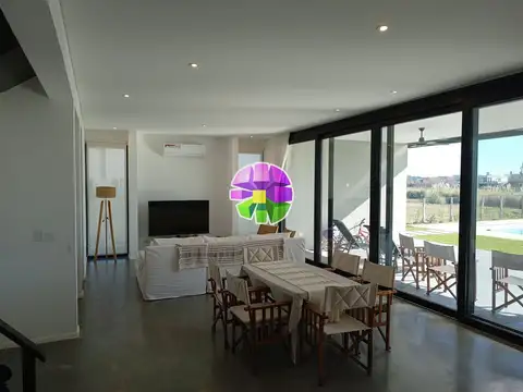 Casa en Venta con 2 cocheras