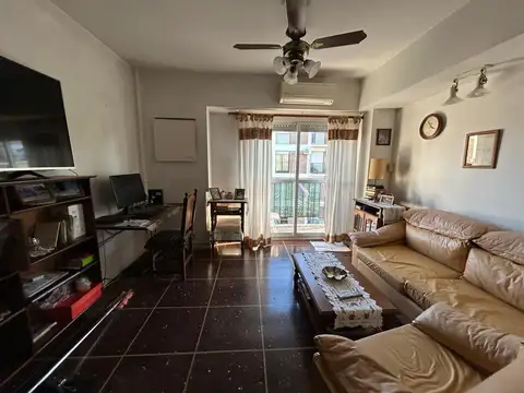 En Venta Departamento de 3 ambientes al frente con balcón corrido Villa Gral Mitre Departamento en