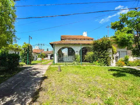 Oportunidad - En Block Casa + 2 departamentos - Los Pinares