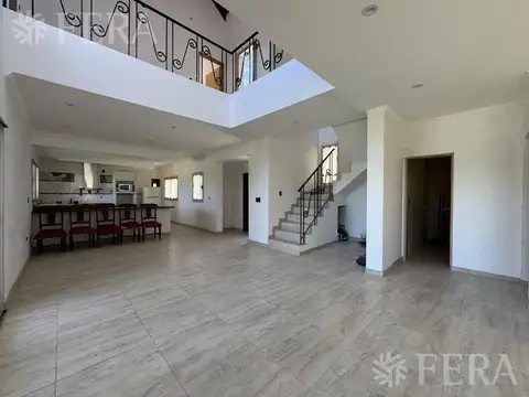 Casa en Venta con 2 cocheras