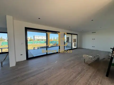 Casa en Venta con 8 cocheras