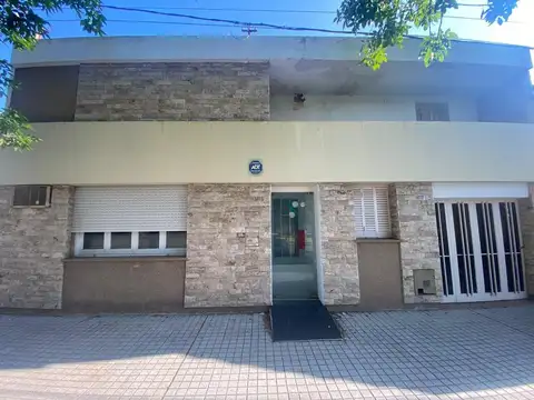 SE VENDE - ESQUINA CASA CON LOTE -BARRIO CATEDRAL