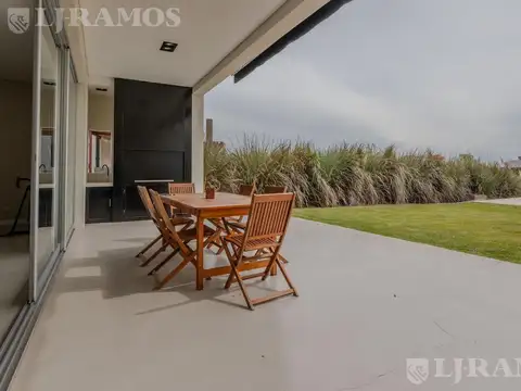 Casa 5 ambientes con 2 baños