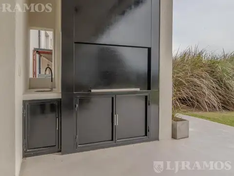 Casa en Venta con 4 cocheras