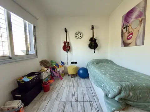 CASA EN ALQUILER, 2 DORMITORIOS, GARAGE, PILETA, JARDIN, PARRILLA