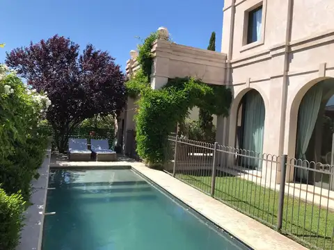 Casa en venta en Barrio Dalvian, de categoría.