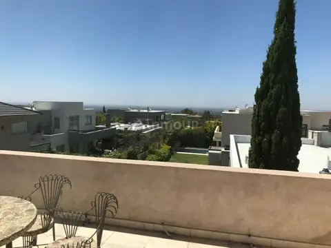 Casa en venta en Barrio Dalvian, de categoría.