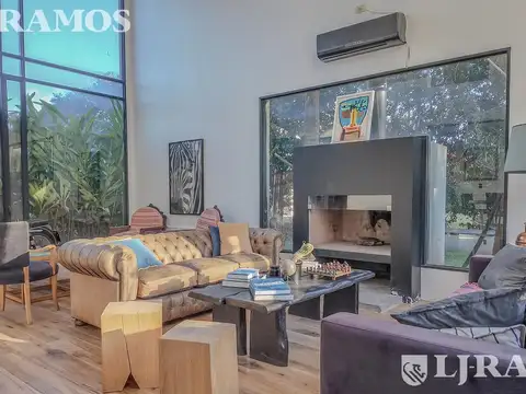 Casa en Venta con 2 cocheras