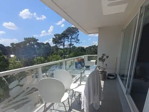 Apartamento De Tres Dormitorios Mas Dependencia En Venta, En Torre De Categoría!