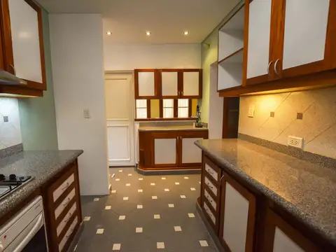 Casa en Alquiler con 3 cocheras