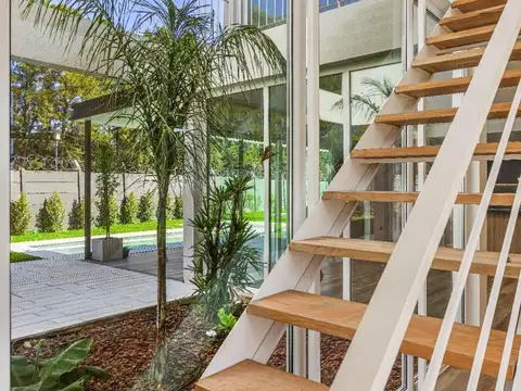 Casa en Venta con 2 cocheras