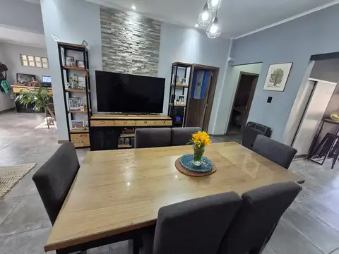 Casa con quincho y piscina en Venta en Caseros