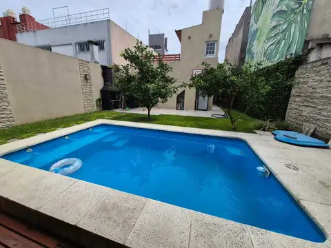 Casa con quincho y piscina en Venta en Caseros