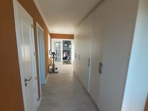 Casa en venta en zona en desarrollo a metros del mar.