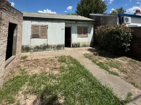 VENTA CASA con gran terreno en centro Humboldt.-