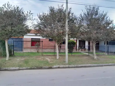 Excelente Casa 4 dormitorios a 50 mts de av. Donato Alvarez 