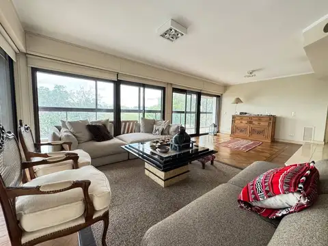 VENTA: Depto de 4 dormitorios con balcón al frente, vista al rio, cochera y amenities. Barrio Martin