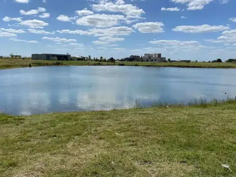 Venta lote al agua en Barrio San Sebastián Área 1.