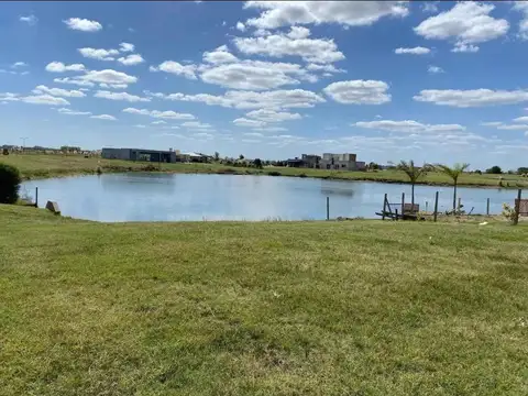 Venta lote al agua en Barrio San Sebastián Área 1.
