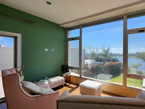 Casa 6 ambientes con 2 baños