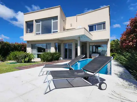 Casa en Venta con 5 cocheras