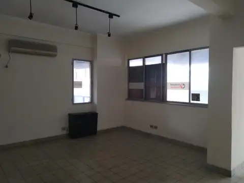 Local en P.B 35m2 y Oficinas en Primer Piso 220m2 Total 255m