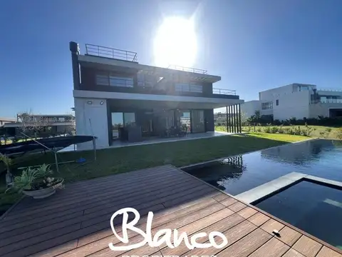 Casa en Venta con 3 cocheras