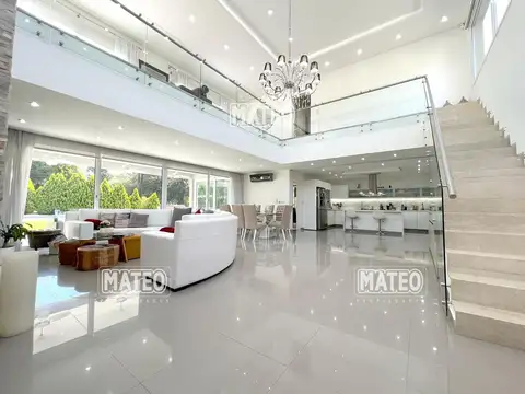 Casa en Venta con 3 cocheras