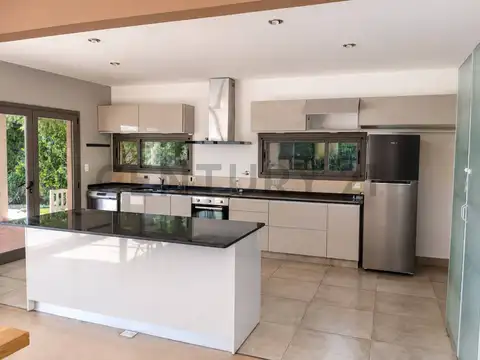 Casa 7 ambientes con 4 baños