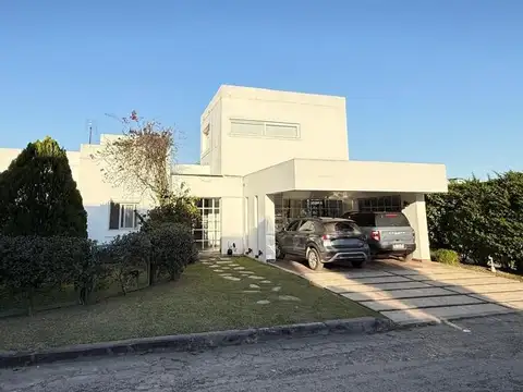 Importante casa de 4 dormitorios en Country del Pilar, Yerba Buena, apta crédito!