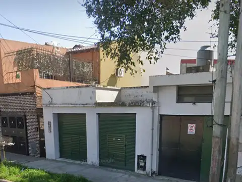 CASA CON DOS LOCALES Y GARAGE