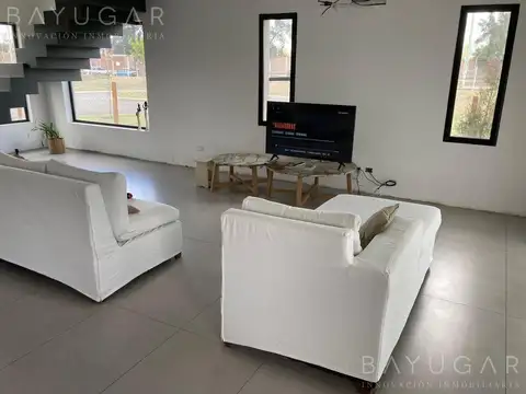 Casa 5 ambientes con 3 baños