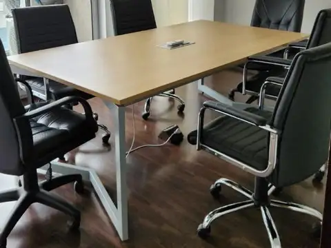 Oficina 8 ambientes con 2 baños