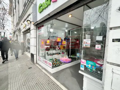 Local con gran vidriera sobre Av. Triunvirato.