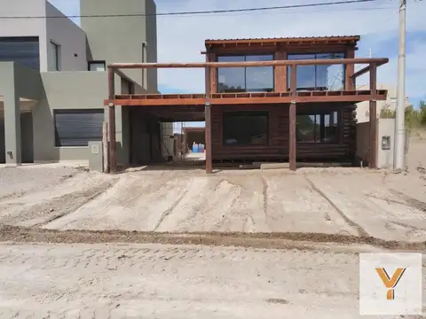 Casa en venta - 5 Dormitorios 3 Baños - Claromecó