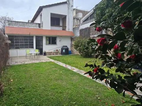 VENTA CASA 2 DORMITORIOS COCHERA QUINCHO JARDIN