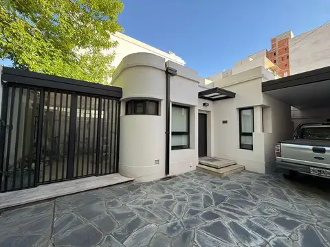 Casa de 3 dormitorios con cochera, patio y quincho
