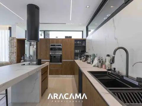 Casa 5 ambientes con 4 baños